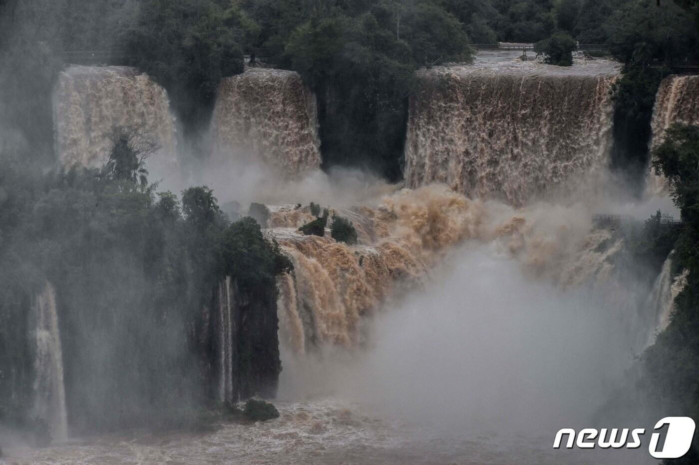 세계 최대 규모로 추정되는 남미 이과수 폭포의 12일(현지시간) 모습. 브라질과 아르헨티나, 파라과이 국경에 위치해 있다. 2022. 10. 12. ⓒ AFP=뉴스1 ⓒ News1 최서윤 기자
