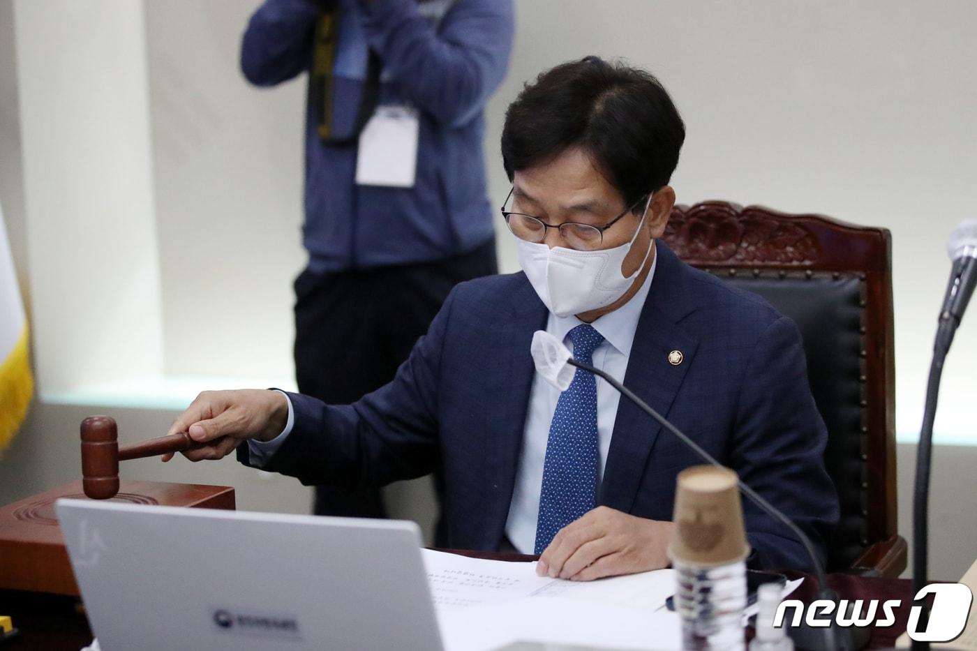 신동근 국회 기획재정위원회 민주당 간사가 지난달 14일 오전 광주 북구 정부지방합동청사 3층 대회의실에서 열린 국회 기획재정위원회의 광주지방국세청, 광주본부세관, 한국은행 광주전남본부, 한국은행 목포본부에 대한 국정감사에서 감사 시작을 알리고 있다./뉴스1 ⓒ News1 이승현 기자