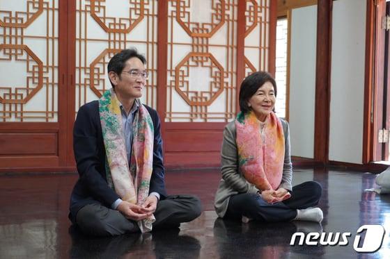 본문 이미지 - 이재용 삼성전자 부회장과 모친 홍라희 전 리움미술관 관장이 지난 2일 경남 양산 통도사를 찾아 사찰 관계자들과 대화하고 있다. 재계와 조계종에 따르면, 이 부회장과 홍 전 관장은 전날 통도사를 찾아 이건희 삼성전자 회장의 1주기를 기린 것으로 전해졌다. (조계종 제공) 2021.11.3/뉴스1