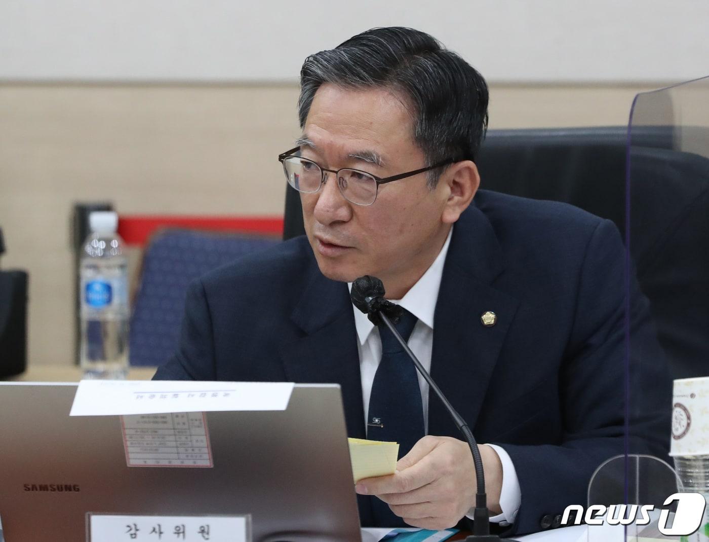본문 이미지 - 정성호 더불어민주당 의원이 14일 오전 경기 용인시 지상작전사령부에서 열린 국회 국방위원회의 육군지상작전사령부에 대한 국정감사에서 질의를 하고 있다. 2022.10.14/뉴스1 ⓒ News1 김영운 기자