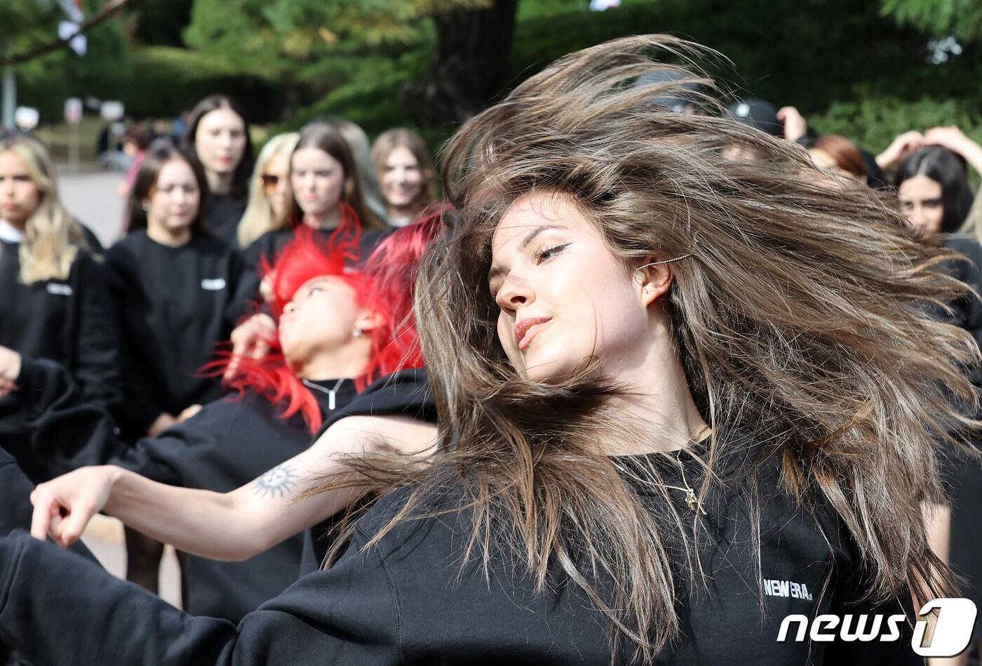 본문 이미지 - 세계 각국의 2022 케이팝(K-POP) 커버댄스 페스티벌 우승자들이 14일 서울 종로구 청와대에서 케이팝 음악에 맞춰 신나는 플래시몹 공연을 선보이고 있다. 2022.10.14/뉴스1 ⓒ News1 조태형 기자