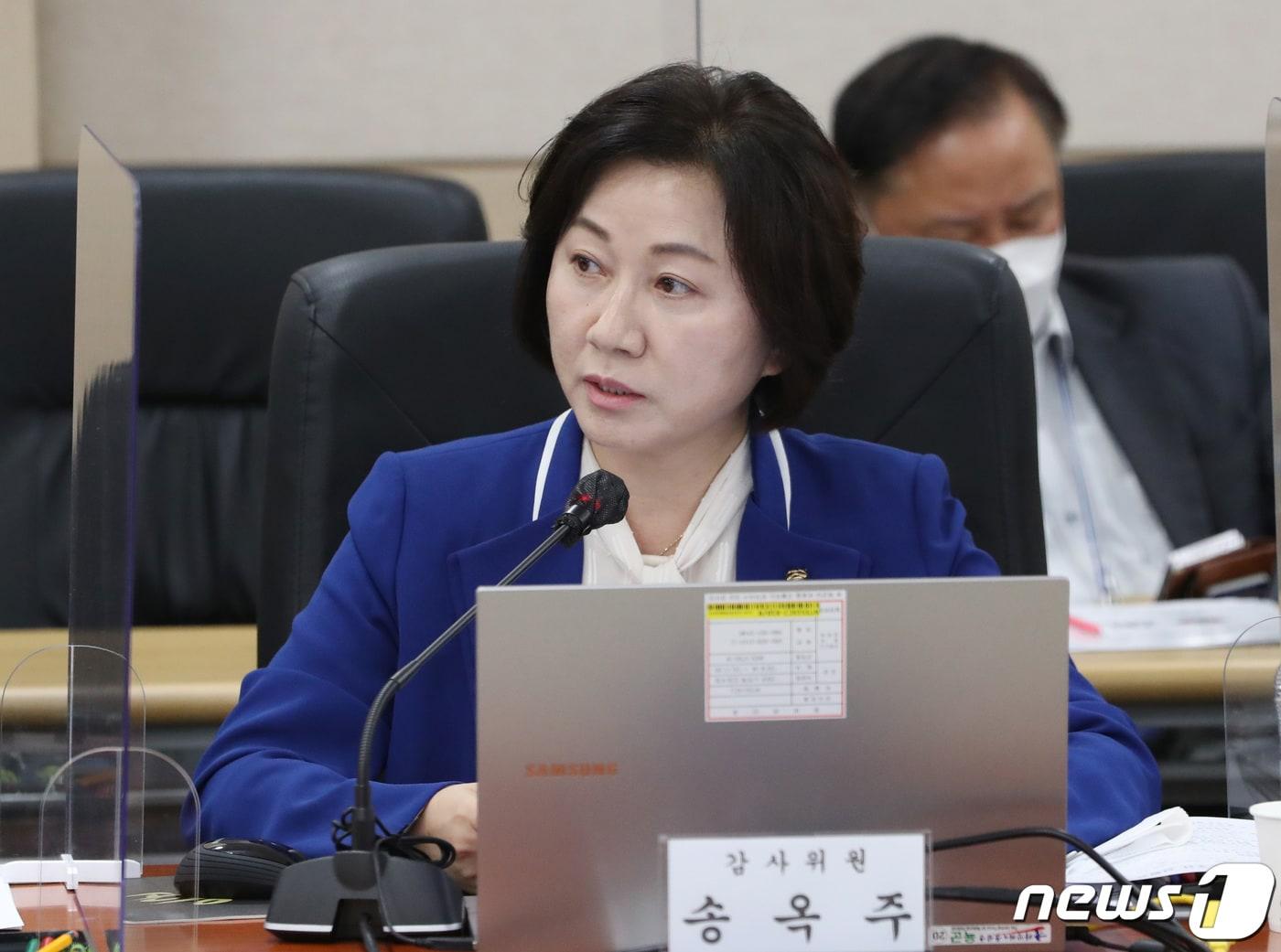 본문 이미지 - 송옥주 더불어민주당 의원이 14일 오전 경기 용인시 지상작전사령부에서 열린 국회 국방위원회의 육군지상작전사령부에 대한 국정감사에서 질의를 하고 있다. 2022.10.14 ⓒ 뉴스1 김영운 기자