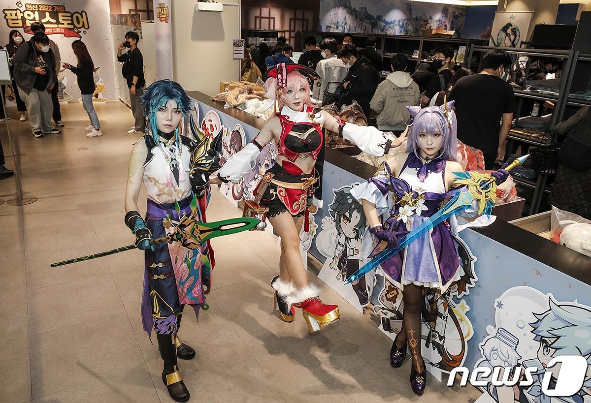 본문 이미지 - 14일 서울 마포구 현대백화점 신촌점에 열린 게임 '원신' 2022 가을 팝업스토어에서 원신 캐릭터 분장을 한 모델들이 기념촬영을 하고 있다. (호요버스 제공) 2022.10.14/뉴스1