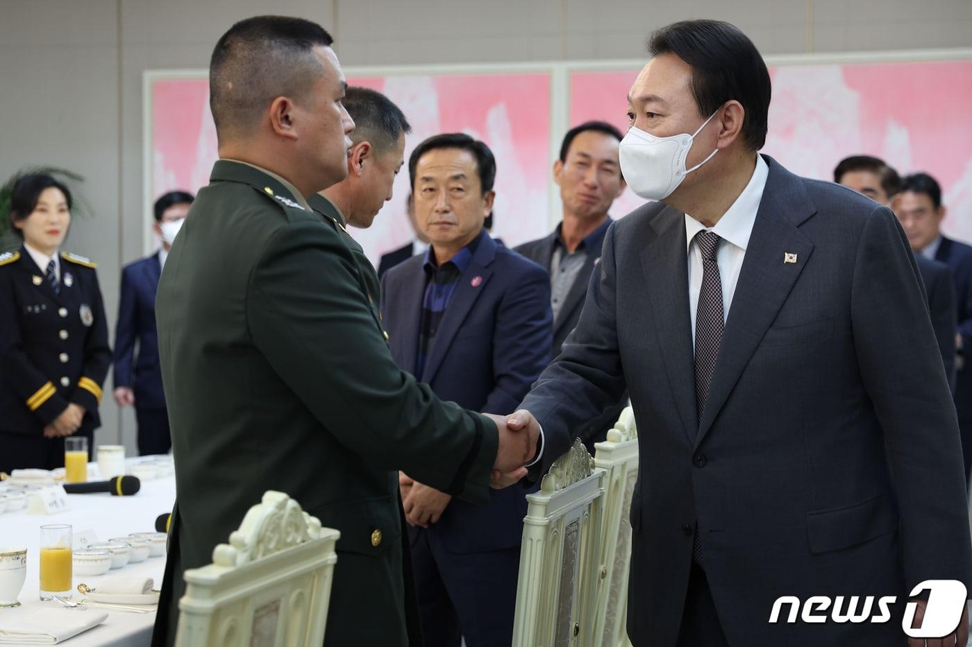 본문 이미지 - 윤석열 대통령이 14일 용산 대통령실 청사에서 열린 호우 및 태풍대응 유공자 초청 오찬에서 참석자들과 인사하고 있다. (대통령실 제공) 2022.10.14/뉴스1 ⓒ News1 오대일 기자