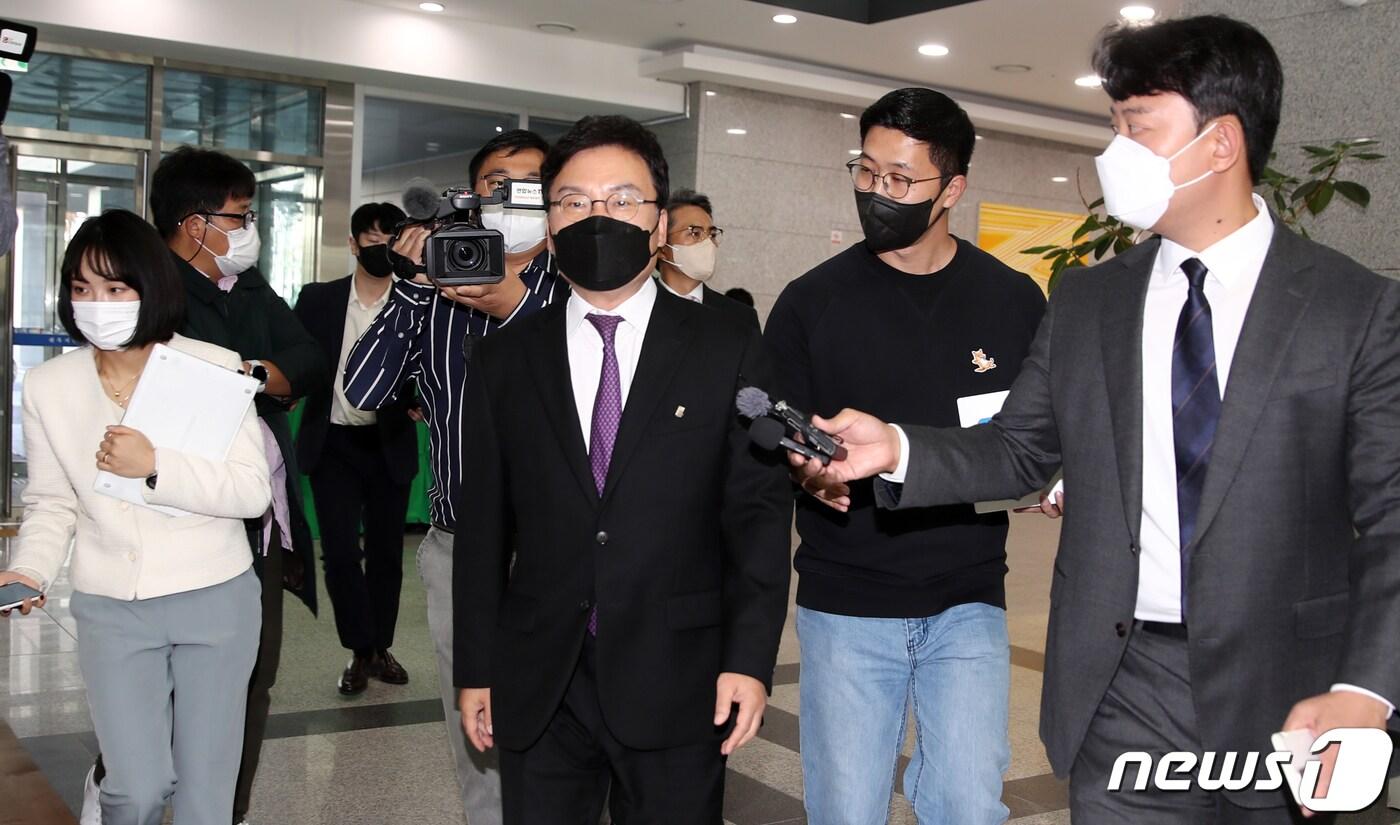 이스타항공 부정 채용 의혹을 받는 이상직 전 국회의원이 14일 전북 전주시 전주지법에서 구속 전 피의자 심문(영장실질심사) 출석을 위해 법정으로 향하고 있다. (전북사진기자단 공동취재) 2022.10.14/뉴스1 ⓒ News1 유경석 기자