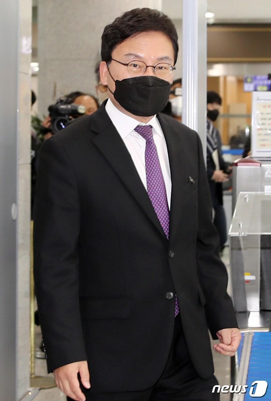 본문 이미지 - 이스타항공 부정 채용 의혹을 받는 이상직 전 국회의원이 14일 전북 전주시 전주지법에서 구속 전 피의자 심문&#40;영장실질심사&#41; 출석을 위해 법정으로 향하고 있다. &#40;전북사진기자단 공동취재&#41; 2022.10.14/뉴스1 ⓒ News1 유경석 기자