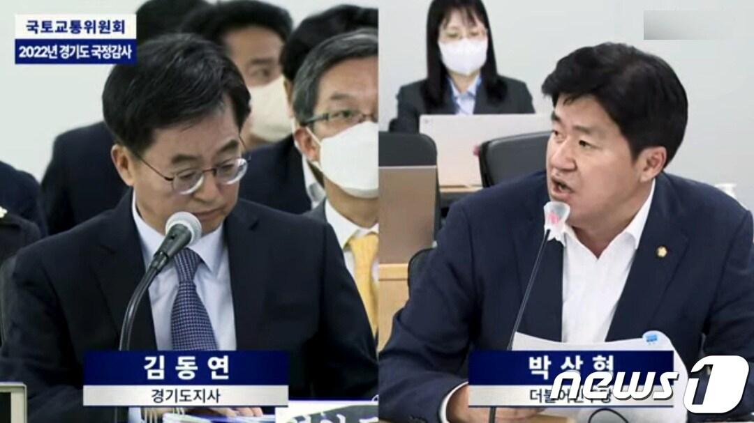 본문 이미지 - 박상혁 의원이 14일 경기도청에서 열린 경기도 국정감사에서 김동연 지사에게 질의를 하고 있다. / 뉴스1