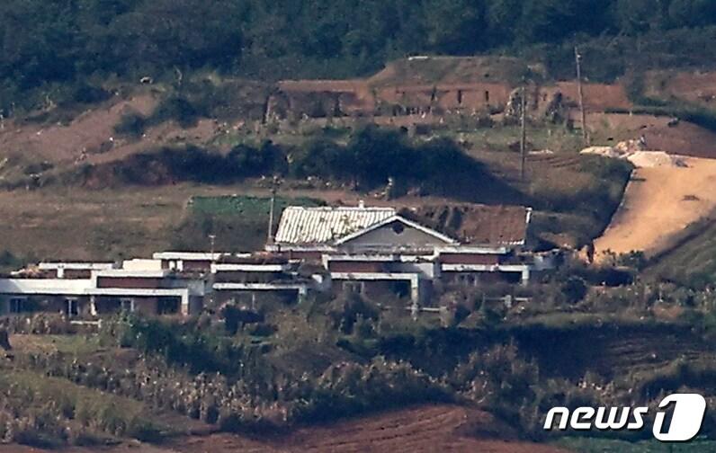 본문 이미지 - 경기도 파주시 오두산 통일전망대에서 바라본 북한 개풍군 마을 일대. 2022.10.14/뉴스1 ⓒ News1 조태형 기자