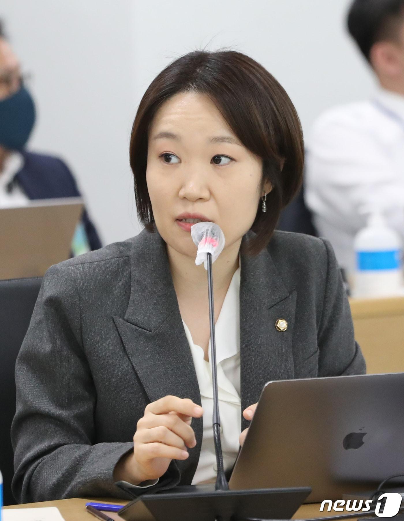 본문 이미지 - 이소영 더불어민주당 의원이 14일 오후 경기 수원시 영통구 경기도청에서 열린 국회 국토교통위원회의 경기도에 대한 국정감사에서 질의를 하고 있다. 2022.10.14/뉴스1 ⓒ News1 김영운 기자