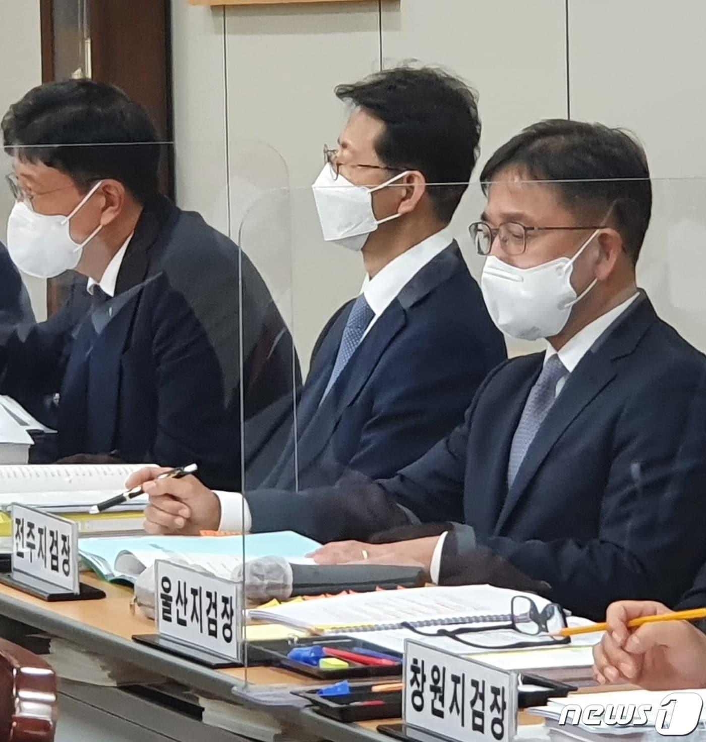 본문 이미지 - 14일 문홍성 전주지검장이 대전고검에서 열린 법사위 국정감사에 참석해 자료를 보고 있다.2022.10.14./ⓒ 뉴스1 허진실 기자