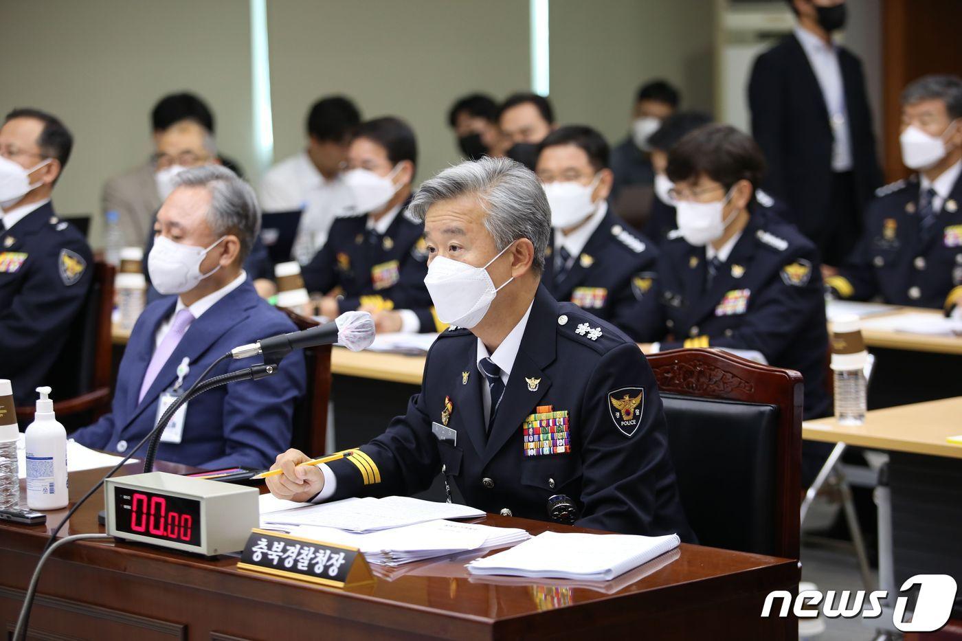 본문 이미지 - 김교태 충북경찰청장이 14일 충북경찰청 대회의실에서 열린 국정감사 현장에서 의원들의 질의에 답변하고 있다.2022.10.14/ⓒ 뉴스1 강준식 기자