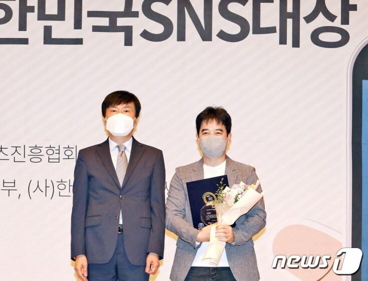 본문 이미지 - 전주시가 14일 서울 한국프레스센터에서 개최된 ‘2022 대한민국 SNS 대상’ 시상식에서 기초지자체 부문 최우수상을 수상했다.(전주시 제공)2022.10.14/뉴스1