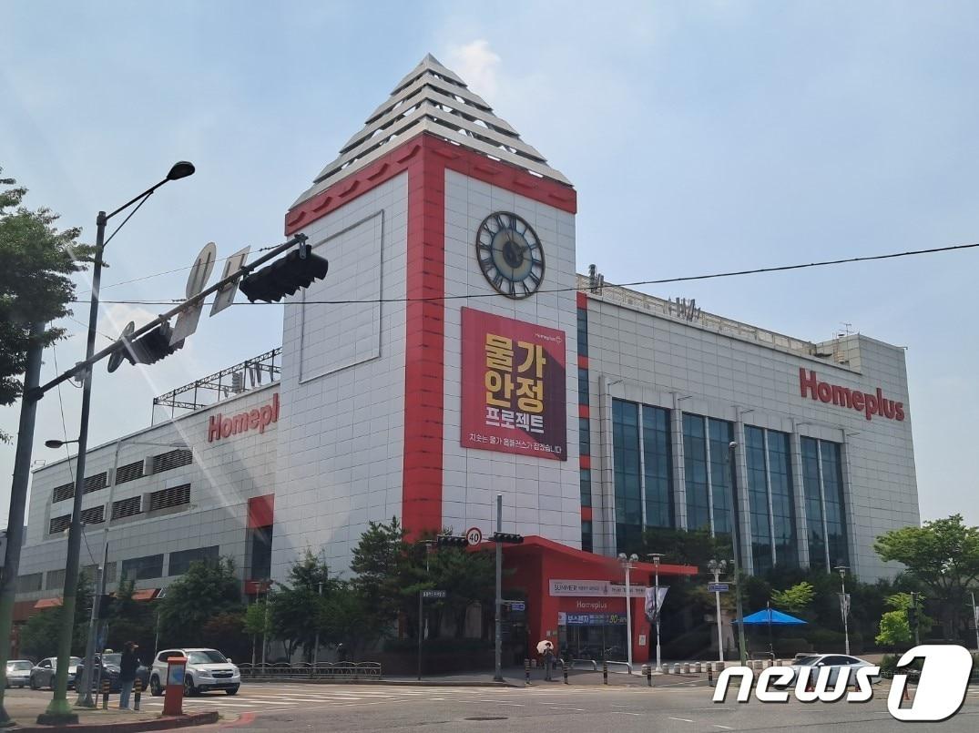본문 이미지 - 14일 자정 영업 종료후 폐점하는 홈플러스 동대전점 전경,