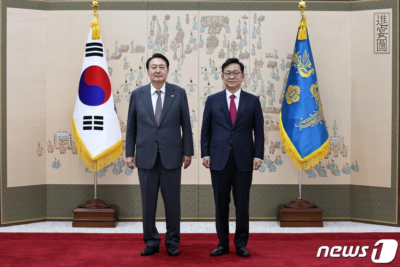 윤석열 대통령이 2022년 10월 14일 용산 대통령실 청사에서 석동현 민주평통 사무처장에게 임명장을 수여한 후 기념촬영을 하고 있다. (대통령실 제공) 2022.10.14/뉴스1 ⓒ News1 오대일 기자