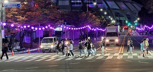 본문 이미지 - 2030 부산세계박람회 유치 기원 BTS콘서트를 하루 앞둔 14일 저녁 부산 연제구 부산아시아드주경기장 인근 도로에 BTS를 상징하는 보라색등이 설치되어 있다. 2022.10.14 ⓒ 뉴스1 