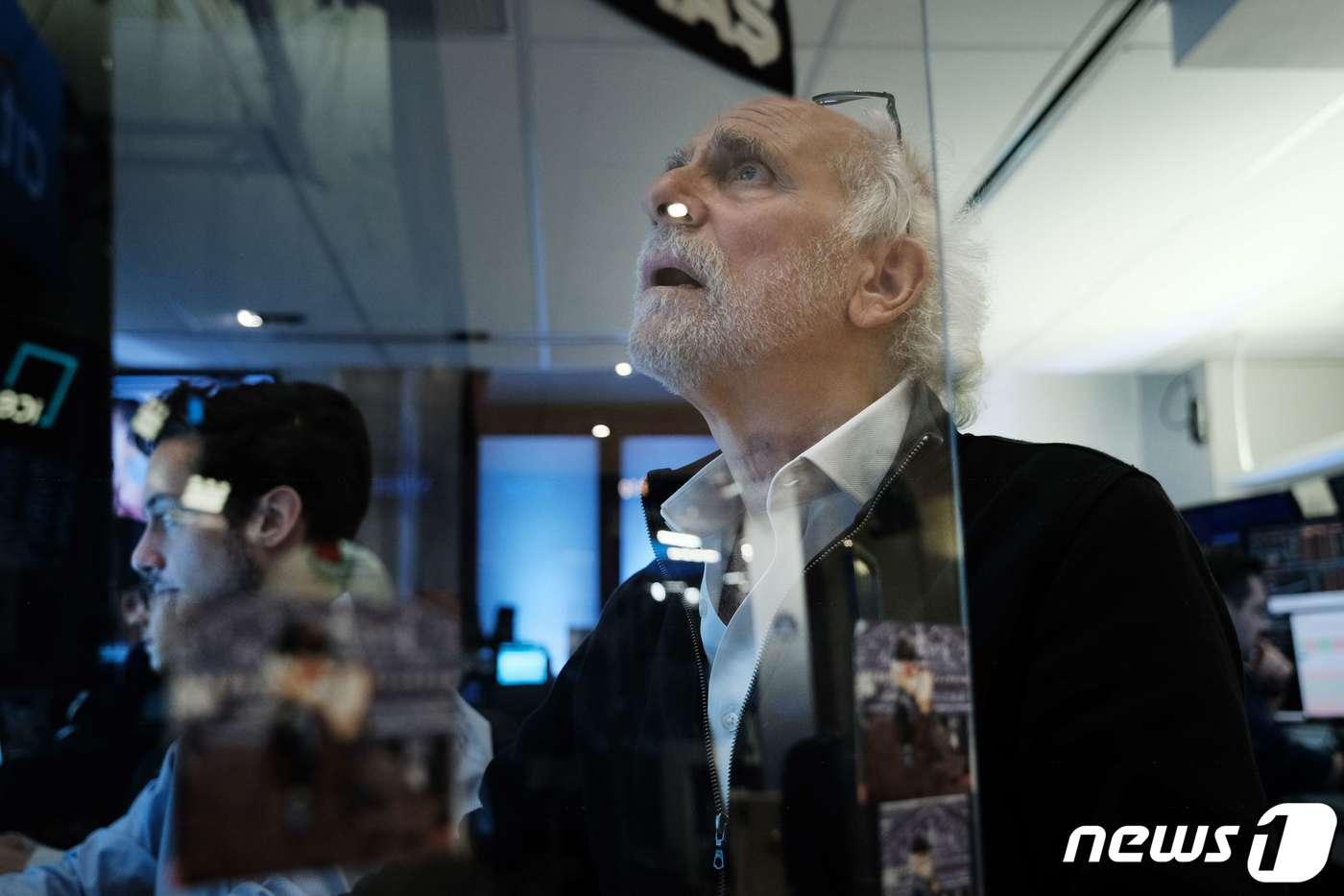 본문 이미지 - 14일(현지시간) 미국증시의 한 트레이더가 주가 급락에 놀라고 있다.  ⓒ AFP=뉴스1