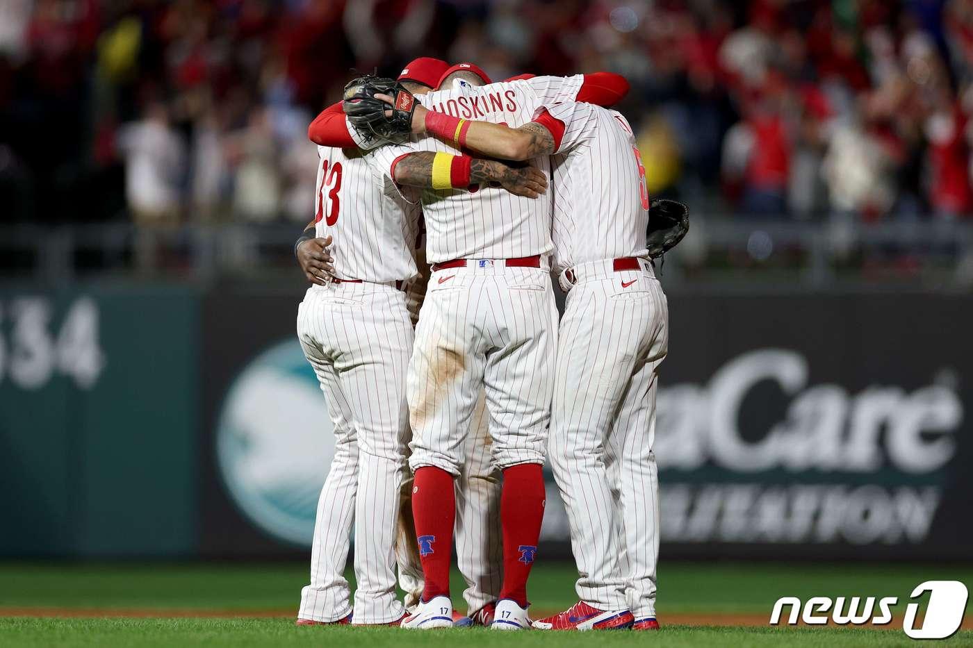 본문 이미지 - 필라델피아 필리스 선수들이 15일(한국시간) 열린 내셔널리그 디비전시리즈 3차전에서 애틀랜타 브레이브스에 승리를 거둔 뒤 기뻐하고 있다. ⓒ AFP=뉴스1