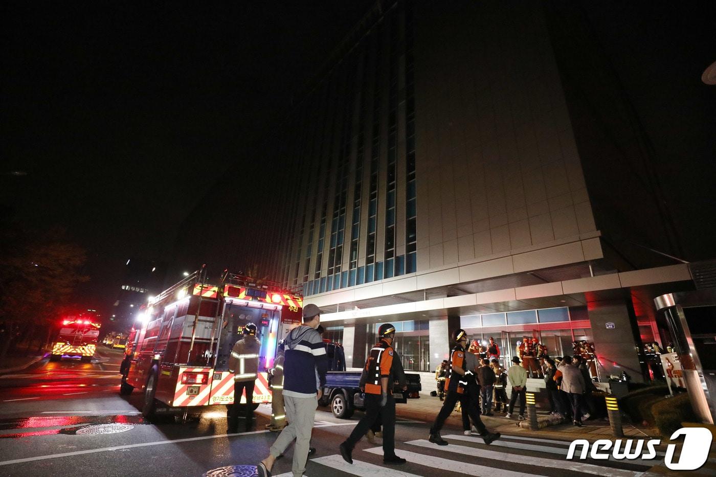 본문 이미지 - 지난 15일 오후 경기 성남시 분당구 삼평동 SK판교캠퍼스에서 화재가 발생해 관계자들이 복구작업을 위해 현장으로 들어서고 있다. 이날 오후 카카오 등 데이터 관리 시설이 입주해있는 이 건물 지하에서 불이나면서 카카오톡, 카카오택시 등 일부서비스에 장애가 빚어지고 있다. 2022.10.15/뉴스1 ⓒ News1 박세연 기자