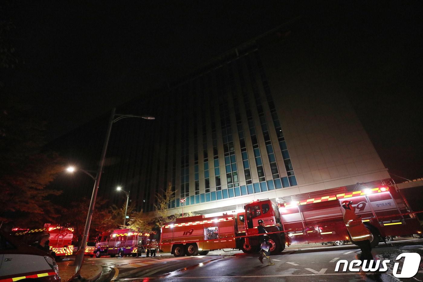 본문 이미지 - 지난 15일 오후 경기 성남시 분당구 삼평동 SK판교캠퍼스에서 불이나 소방대원들이 현장을 살피고 있다. /뉴스1 ⓒ News1 박세연 기자