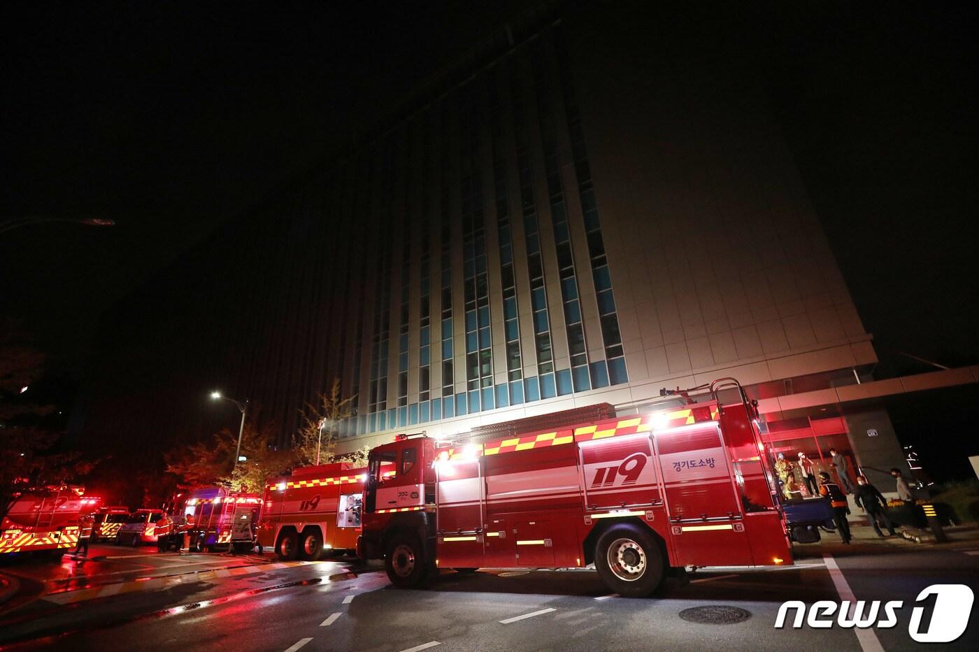 경기 성남시 분당구 삼평동 SK판교캠퍼스에서 불이나 소방대원들이 현장을 살피고 있다. 2022.10.15/뉴스1 ⓒ News1 박세연 기자