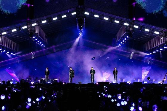 본문 이미지 - 방탄소년단(BTS)이 15일 오후 부산 연제구 월드컵대로 부산아시아드주경기장에서 열린 2030 부산세계박람회 유치 기원 콘서트 'BTS 옛 투 컴 인 부산'(BTS in BUSAN)에서 멋진 무대를 펼치고 있다.(빅히트뮤직 제공)2022.10.15 ⓒ 뉴스1
