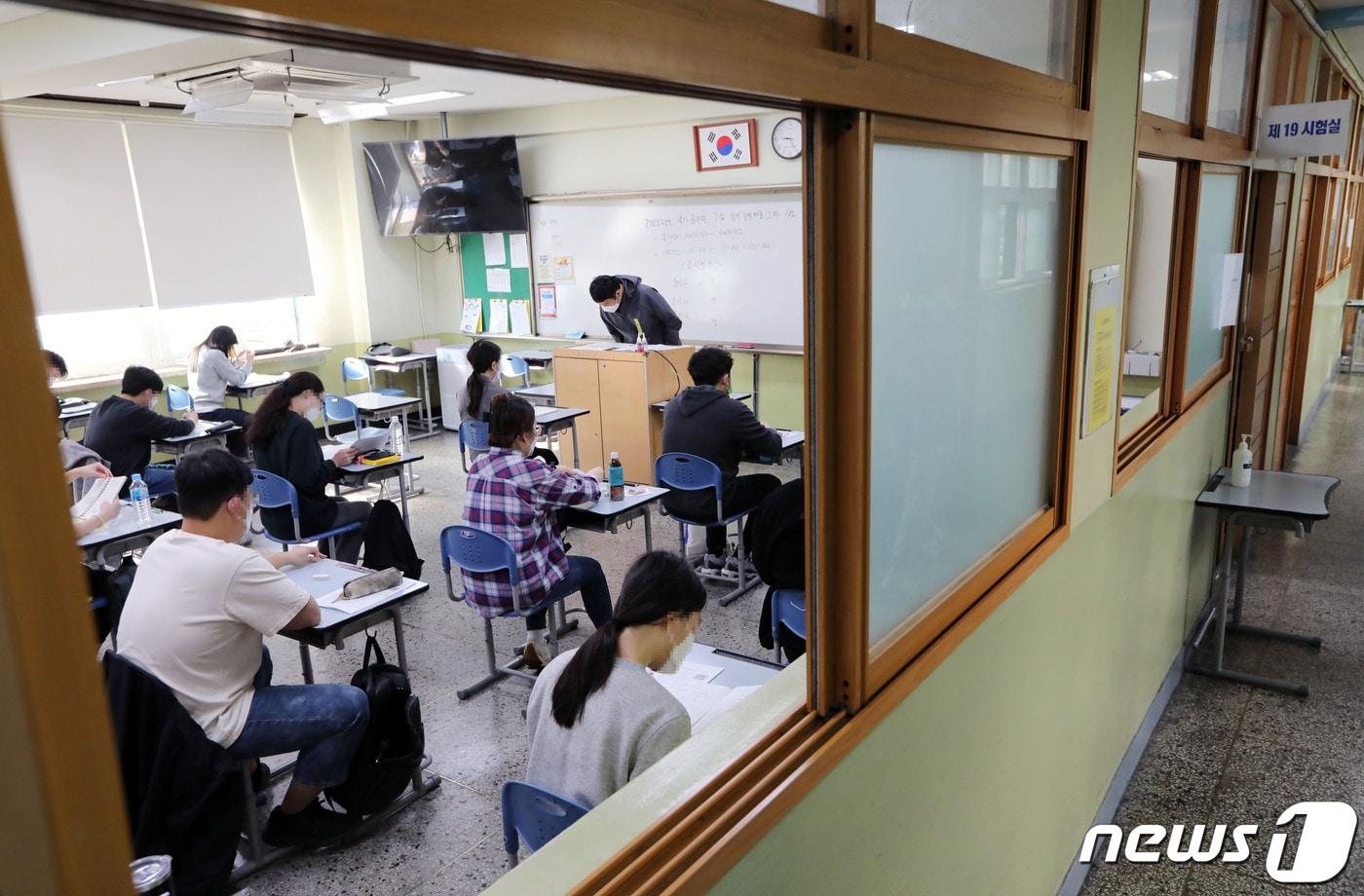 본문 이미지 - 국가공무원 7급 공개경쟁채용 제2차 시험이 치러진 15일 수험생들이 시험 시작을 기다리고 있다. (사진은 기사 내용과 무관함)/뉴스1