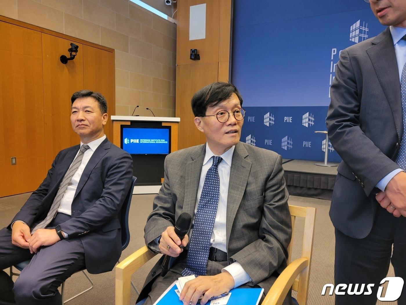 본문 이미지 - 이창용 한국은행 총재가 15일(현지시간) 미 싱크탱크 피터슨국제경제연구소에서 워싱턴특파원들과 간담회를 갖고 있다. 