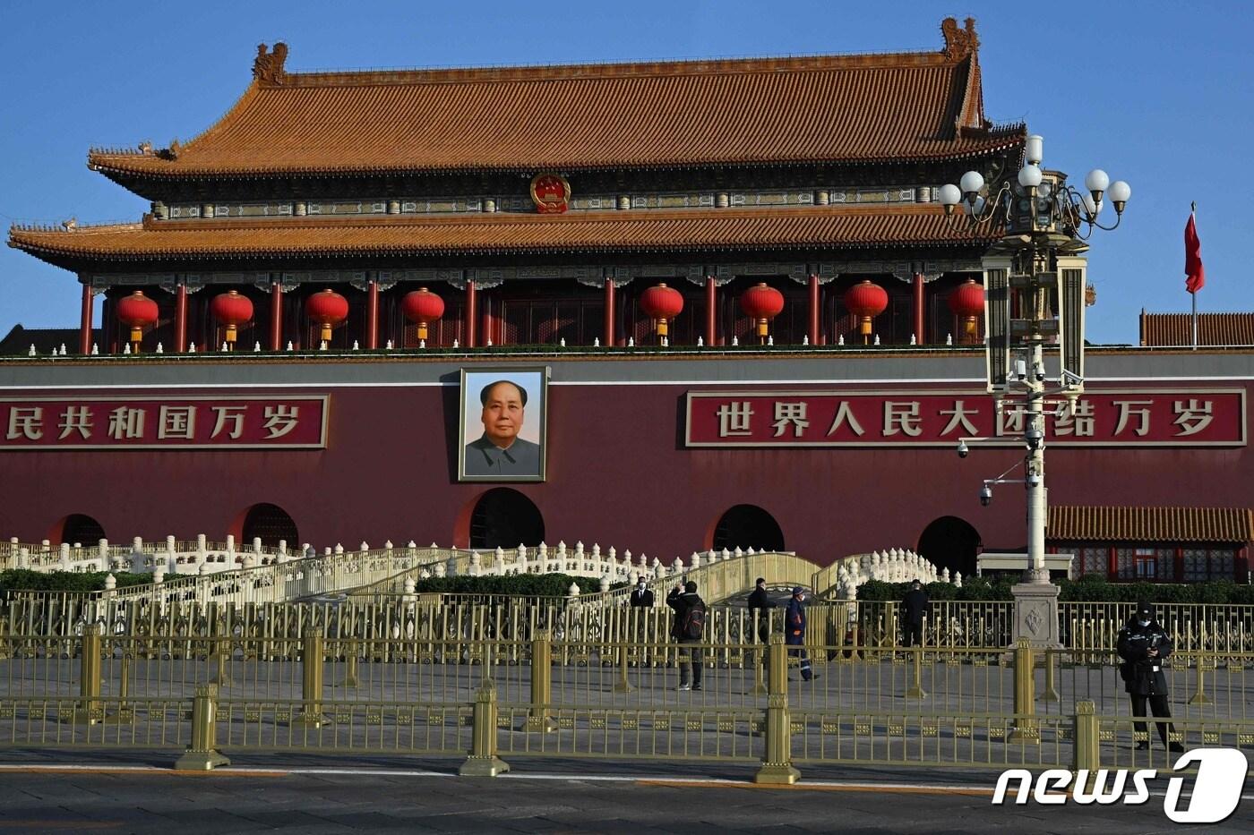 16일 오전, 제20차 중국 공산당 전국대표회의(당대회) 개막을 앞두고 마오쩌둥 초상화가 걸려 있는 톈안먼 광장의 한산한 모습. ⓒ AFP=뉴스1 ⓒ News1 최종일 기자