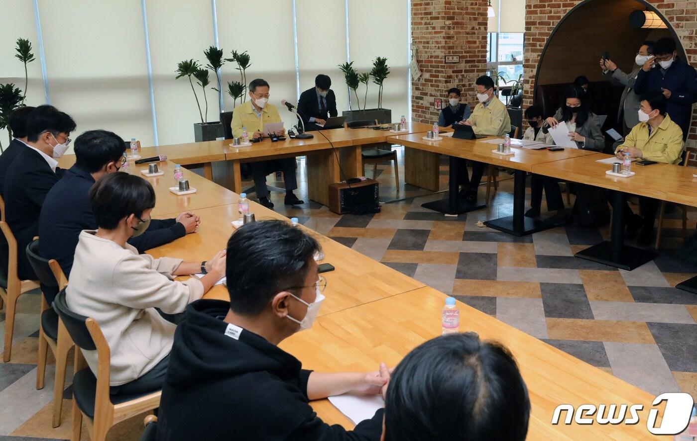 이종호 과학기술정보통신부 장관이 16일 오전 경기 성남시 분당구 SK C&C 판교캠퍼스에서 열린 카카오 데이터센터 화재 관련 간담회에서 모두 발언을 하고 있다. 2022.10.16/뉴스1 ⓒ News1 김영운 기자