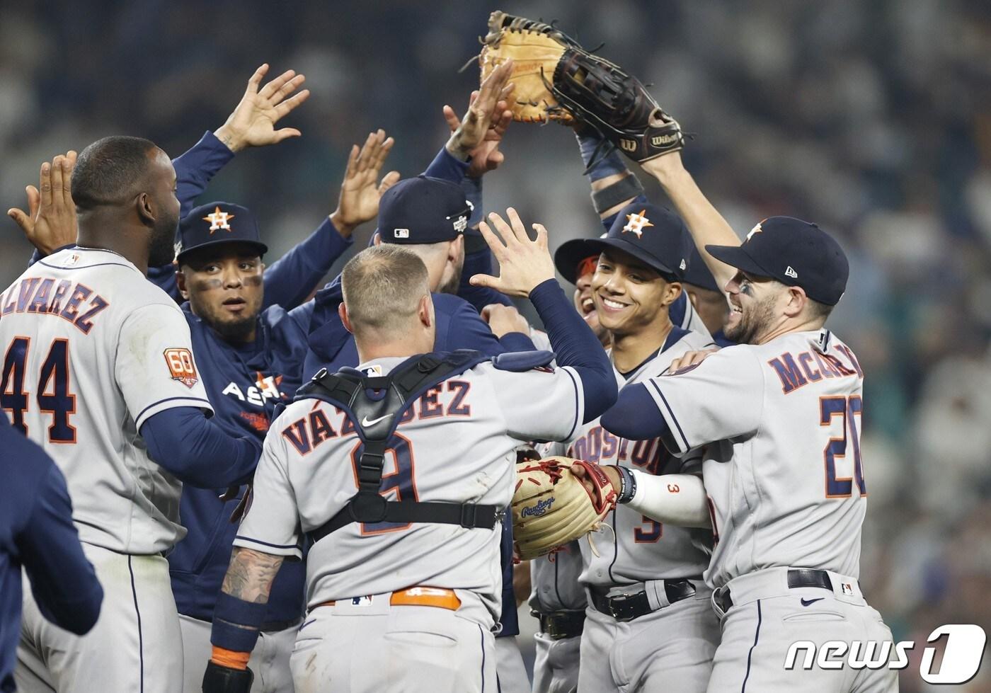 휴스턴 애스트로스 선수단이 16일(한국시간) 아메리칸리그 챔피언십시리즈 진출을 확정한 후 기뻐하고 있다. ⓒ AFP=뉴스1