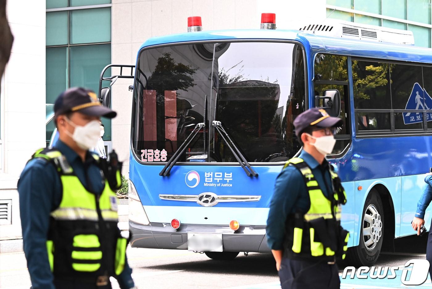 본문 이미지 - 미성년자 성폭행범 김근식을 태운 호송차가 16일 오후 경기 안양시 동안구 수원지방검찰청 안양지청으로 들어가고 있다. . (공동취재) 2022.10.16 ⓒ 뉴스1 김영운 기자