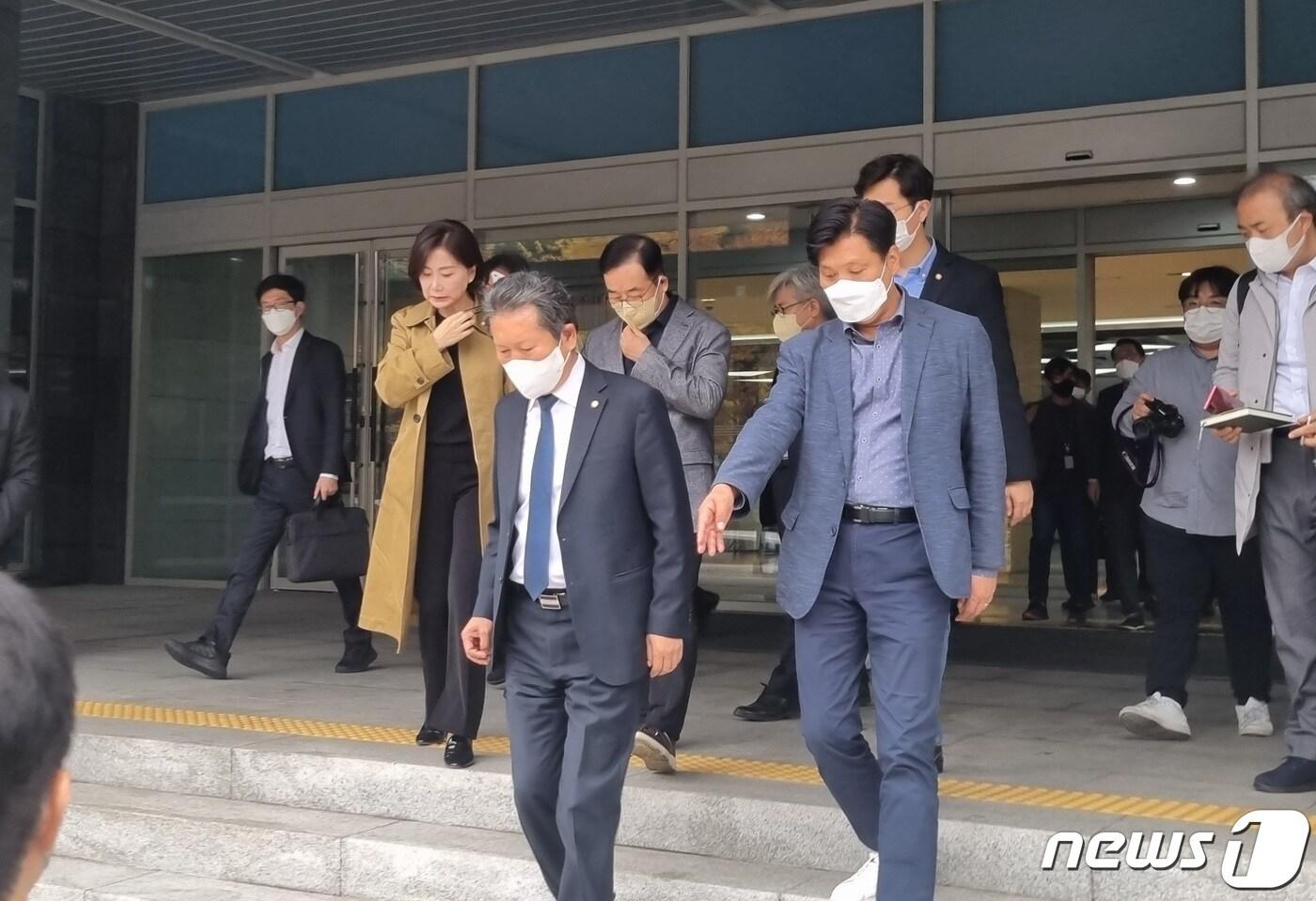 본문 이미지 - 국회 과방위 소속 여야 의원들이 16일 오후 경기도 성남시 분당구 SK C&C 데이터 센터에서 과기정통부, 카카오, 네이버클라우드, SK C&C 관계자 간 긴급 간담회 등을 가진 뒤 밖으로 나오고 있다. 2022.10.16/뉴스1 ⓒ News1 윤지원 기자