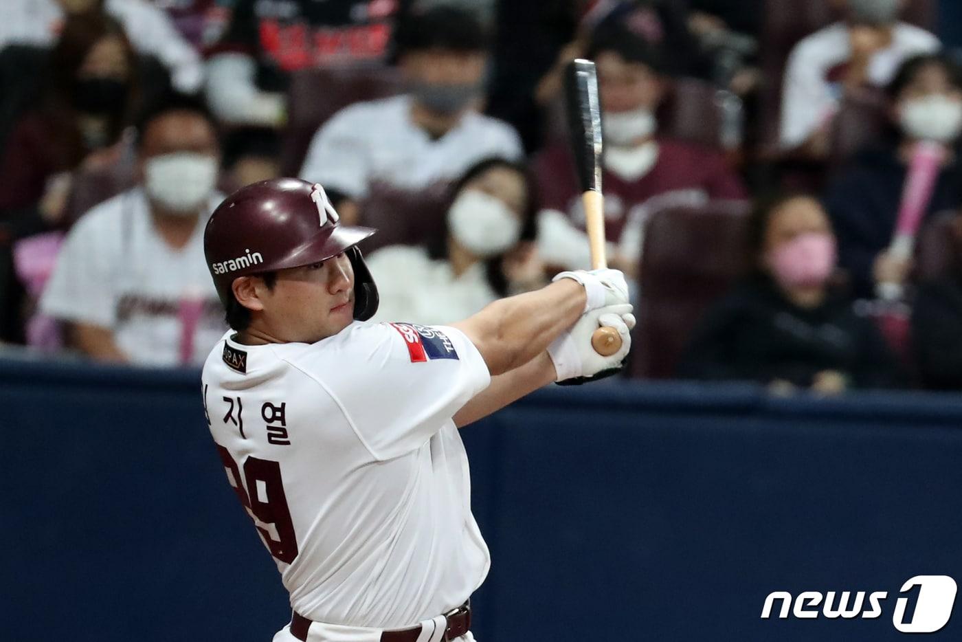 본문 이미지 - 16일 서울 구로구 고척스카이돔에서 열린 프로야구 '2022 신한은행 SOL KBO 포스트시즌' 준플레이오프 1차전 KT 위즈와 키움 히어로즈의 경기 8회말 2사 1루 상황에서 키움 임지열이 2점홈런을 치고 있다. 2022.10.16/뉴스1 ⓒ News1 황기선 기자