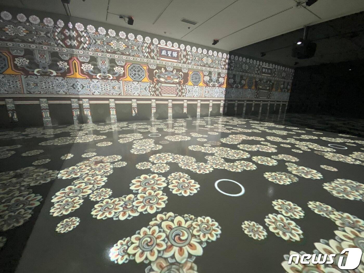 본문 이미지 - 한국의 채색화 특별전 '생의 찬미' 전시 전경