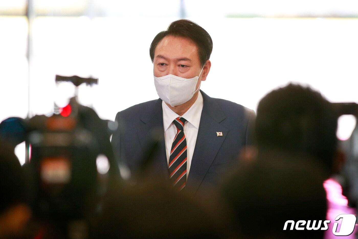 본문 이미지 - 윤석열 대통령이 17일 오전 용산 대통령실에서 취재진과 출근길 문답(도어스테핑)을 하고 있다. 2022.10.17/뉴스1 ⓒ News1 안은나 기자
