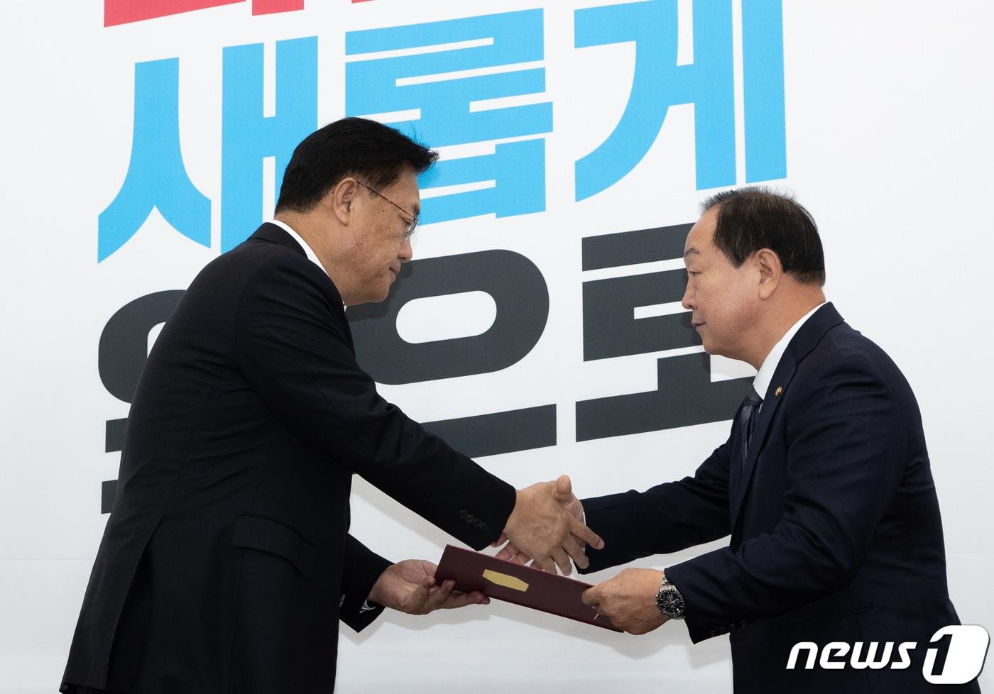 본문 이미지 - 정진석 국민의힘 비상대책위원장이 17일 오전 서울 여의도 국회에서 열린 비상대책위원회의에서 한기호 북핵위기대응특별위원장에게 임명장을 수여하고 있다. 2022.10.17/뉴스1 ⓒ News1 이재명 기자