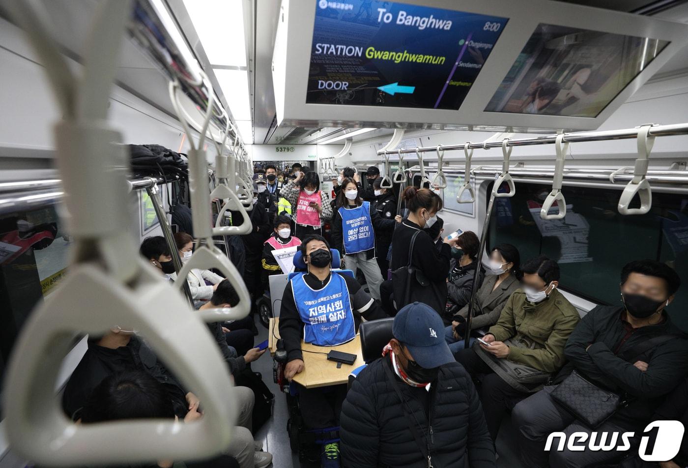 본문 이미지 - 전국장애인차별철폐연대(전장연) 회원들이 지난달 17일 서울 지하철 5호선 광화문역에서 장애인 권리 예산 보장을 촉구하며 지하철 탑승 시위를 하고 있다. 2022.10.17/뉴스1 ⓒ News1 신웅수 기자