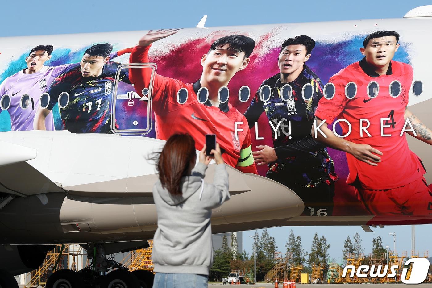 본문 이미지 - 17일 오전 인천국제공항 아시아나항공 제2격납고 계류장에서 축구 국가대표팀 주축 멤버 '손흥민, 황희찬, 황의조, 김민재, 김승규'의 이미지가 래핑된 항공기가 공개되고 있다. 2022.10.17/뉴스1 ⓒ News1 민경석 기자