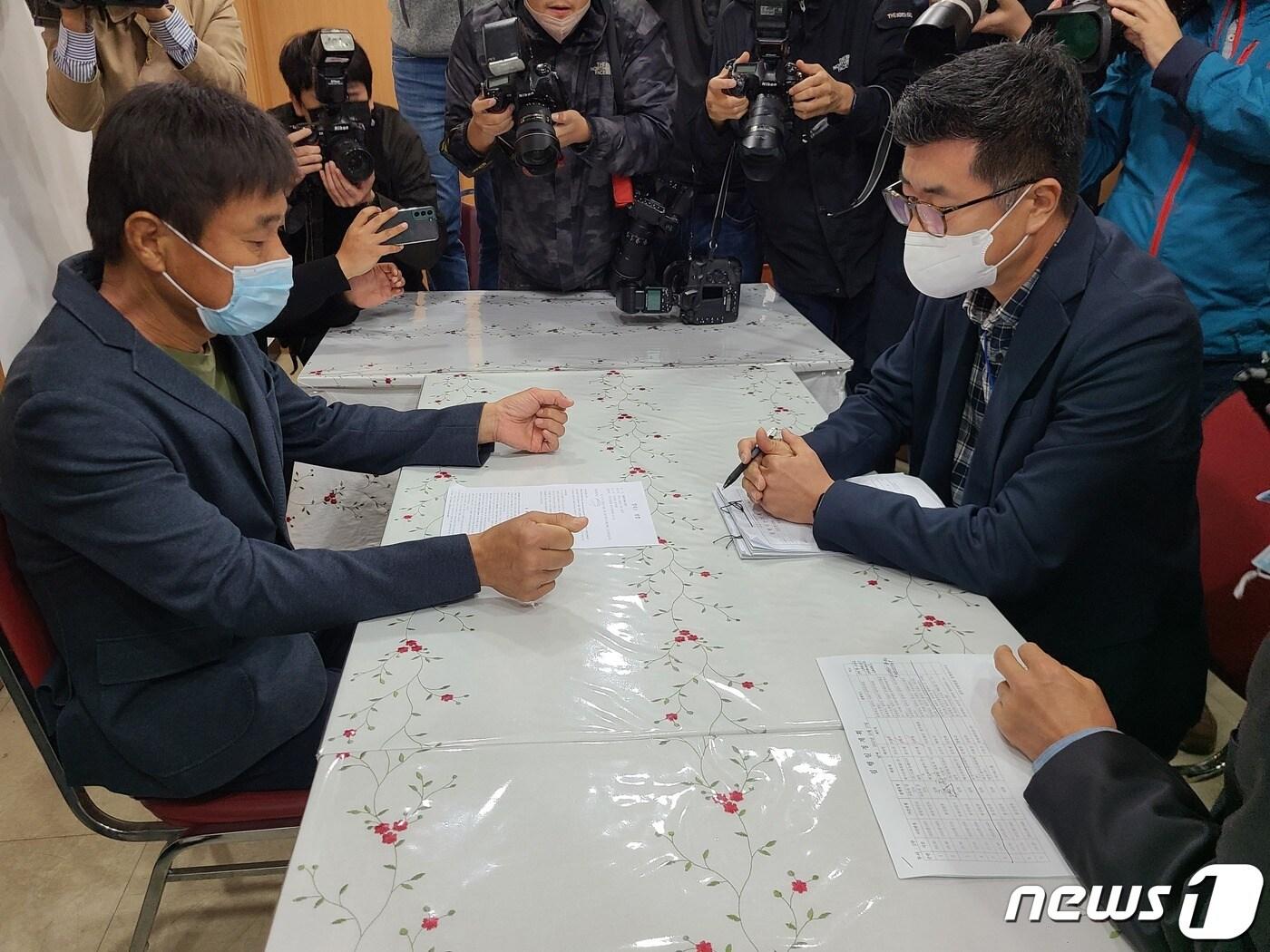 본문 이미지 - 충북 청주지방볍원 관계자들이 17일 오전 청주병원을 방문해 조원익 부원장(왼쪽)에게 부동산 인도를 내용으로 한 강제집행 계고장을 전달하고 있다.2022.10.17/ⓒ 뉴스1 강준식 기자