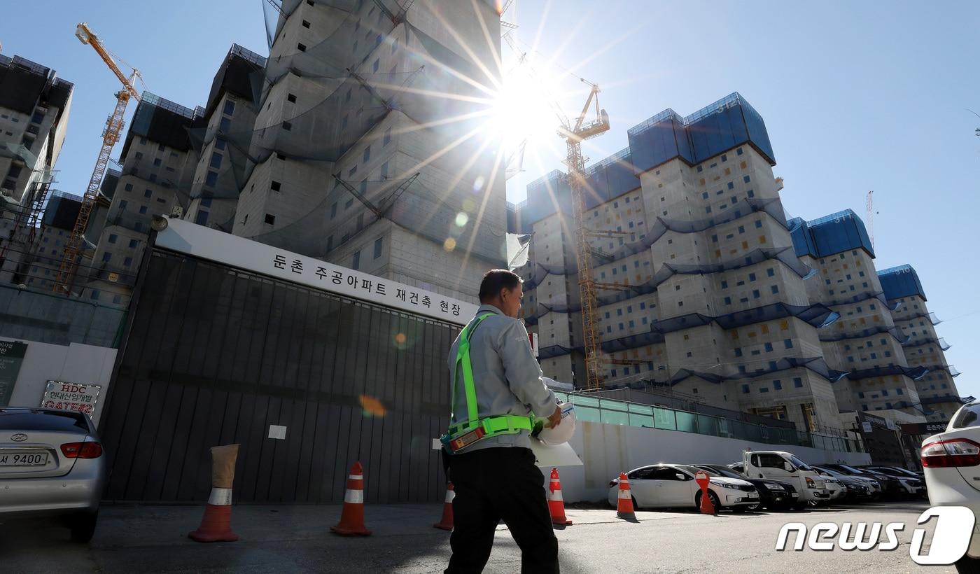 17일 오전 재건축 공사가 재개된 서울 강동구 둔촌주공 공사현장에서 관계자들이 분주하게 움직이고 있다. 2022.10.17/뉴스1 ⓒ News1 박지혜 기자