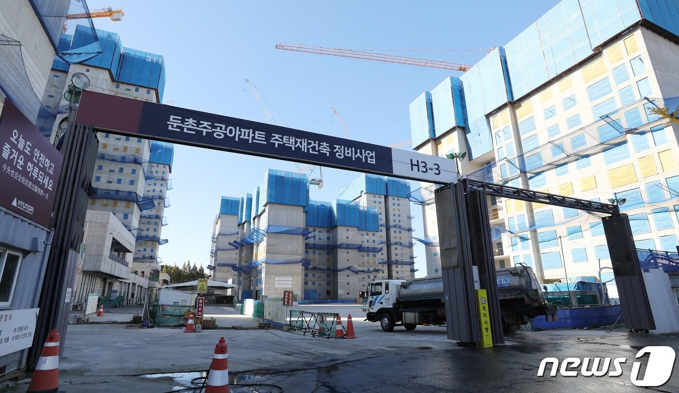 본문 이미지 - 서울 강동구 둔촌주공 공사현장. 2022.10.17/뉴스1 ⓒ News1 박지혜 기자