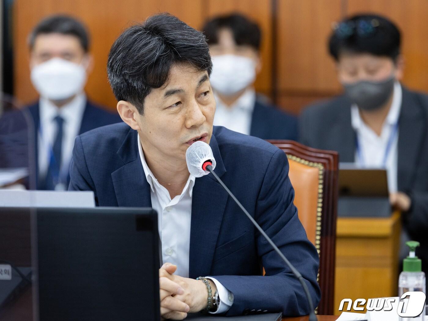 본문 이미지 - 윤건영 더불어민주당 의원이 지난달 17일 오전 서울 여의도 국회에서 열린 환경노동위원회의 근로복지공단·한국산업안전보건공단 등에 대한 국정감사에서 의사 진행 발언을 하고 있다./뉴스1 ⓒ News1 이재명 기자