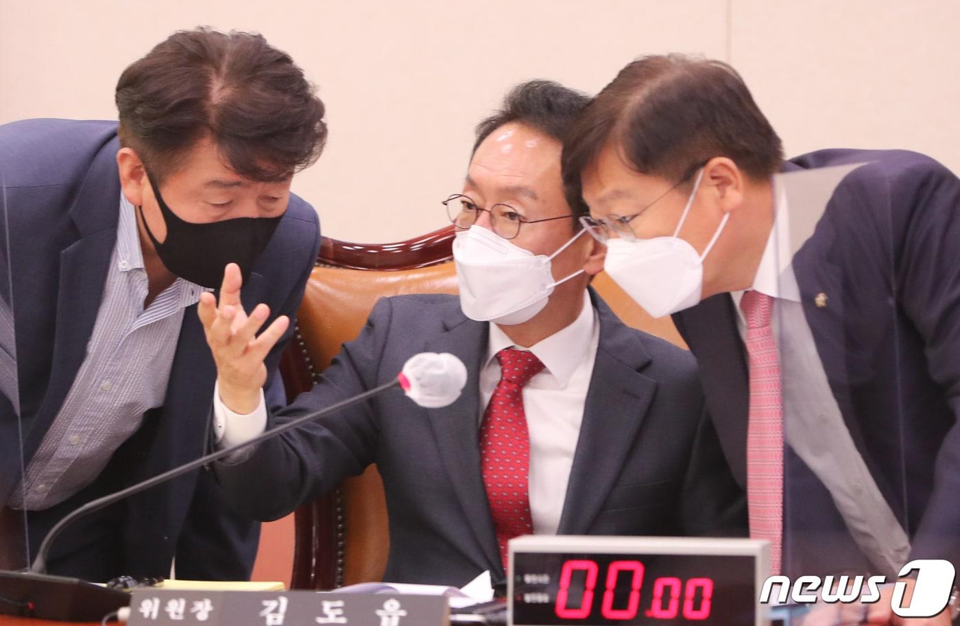 본문 이미지 - 김도읍 국회 법제사법위원장(가운데)과 정점식 국민의힘 간사(오른쪽), 기동민 더불어민주당 간사가 17일 서울 여의도 국회에서 열린 법제사법위원회의 헌법재판소(사무처), 헌법재판연구원에 대한 국정감사에서 대화하고 있다. 2022.10.17/뉴스1 ⓒ News1 허경 기자