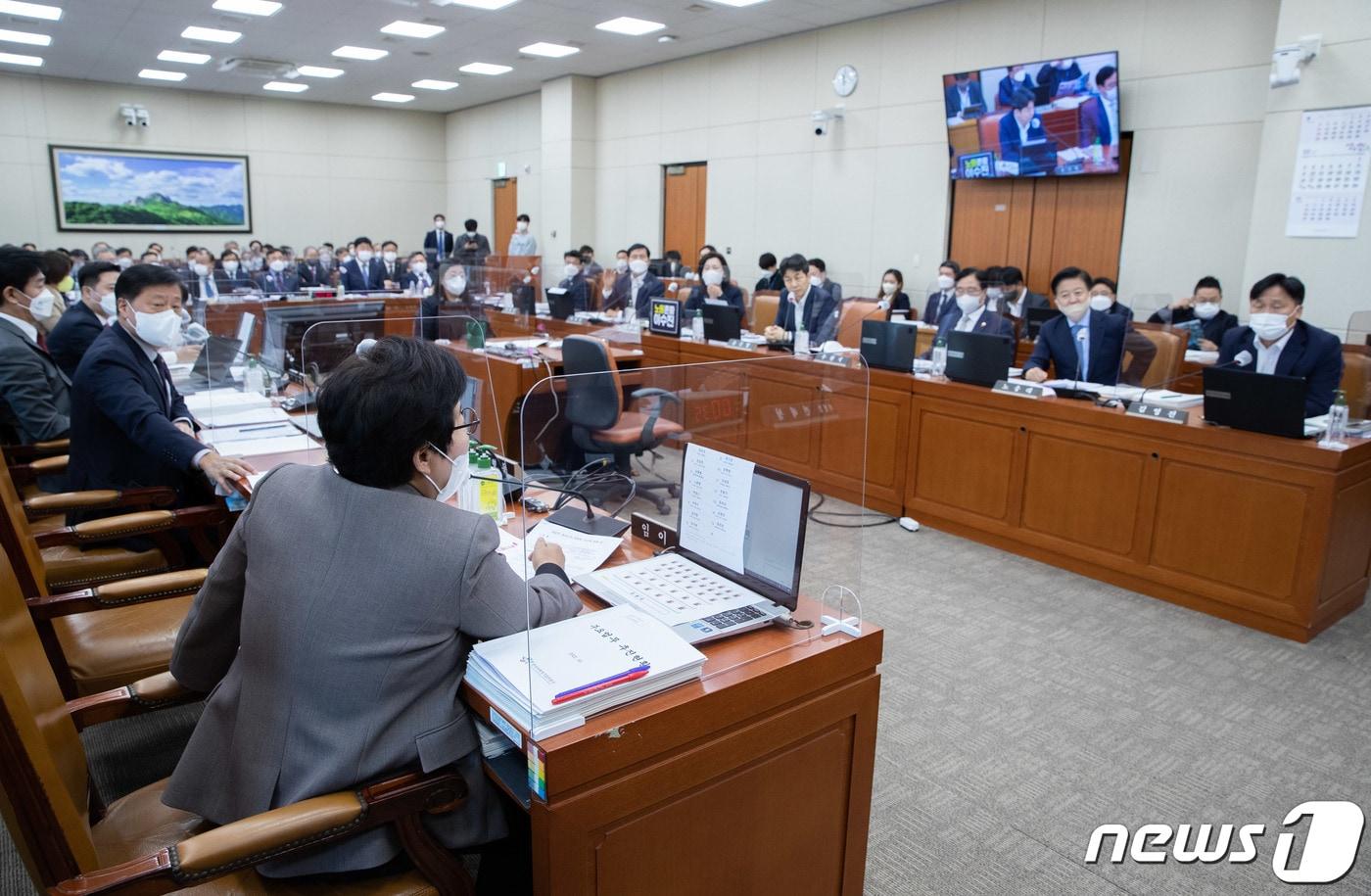 본문 이미지 - 임이자 국회 환경노동위원회 국민의힘 간사(왼쪽)와 김영진 더불어민주당 간사가 17일 오전 서울 여의도 국회에서 열린 환경노동위원회의 근로복지공단·한국산업안전보건공단 등에 대한 국정감사에서 김문수 경제사회노동위원회 위원장의 고발 여부를 두고 마찰을 빚고 있다. 2022.10.17/뉴스1 ⓒ News1 이재명 기자