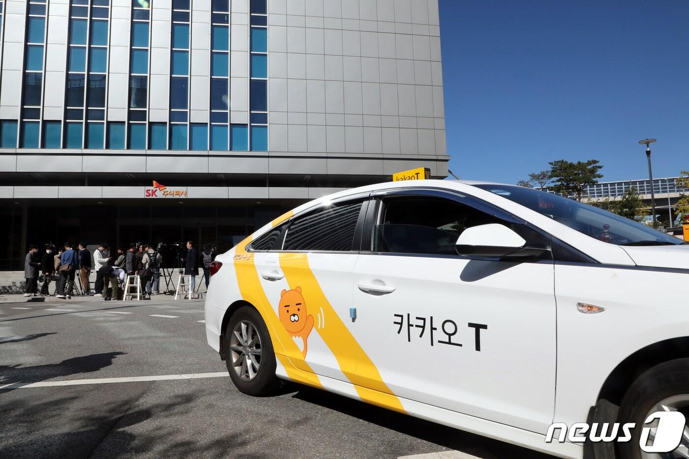 17일 오전 경기 성남시 분당구 SK C&C 판교캠퍼스 카카오 데이터센터 화재현장 앞에서 카카오택시 래핑을 한 택시가 이동하고 있다. 2022.10.17/뉴스1 ⓒ News1 황기선 기자