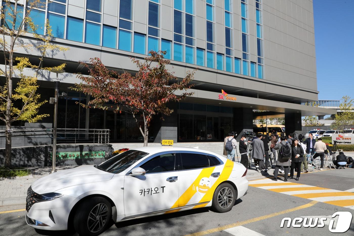 본문 이미지 - 17일 오전 경기 성남시 분당구 SK C&C 판교캠퍼스 카카오 데이터센터 화재현장 앞에서 카카오택시 래핑을 한 택시가 정차해 있다. 2022.10.17/뉴스1 ⓒ News1 황기선 기자