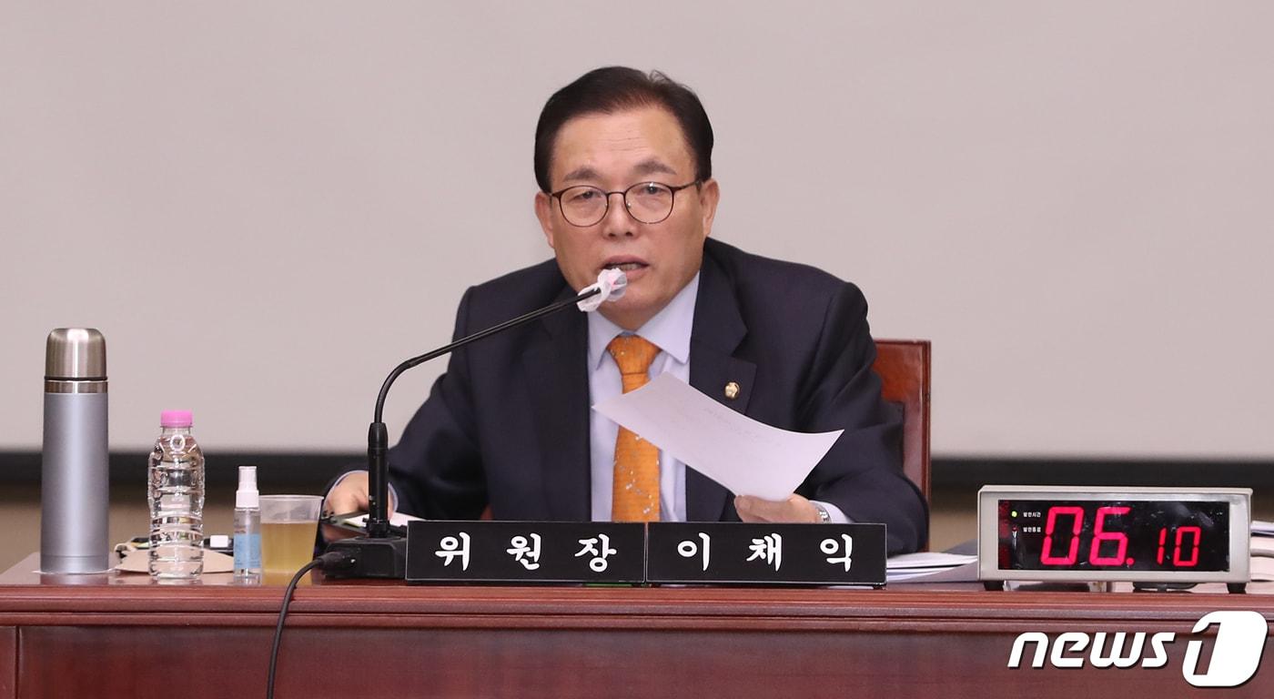 본문 이미지 - 이채익 국회 행정안전위원장이 17일 오전 울산시청 대회의실에서 열린 국회 행정안전위원회의 울산시에 대한 국정감사에서 발언하고 있다. 2022.10.17/뉴스1 ⓒ News1 윤일지 기자