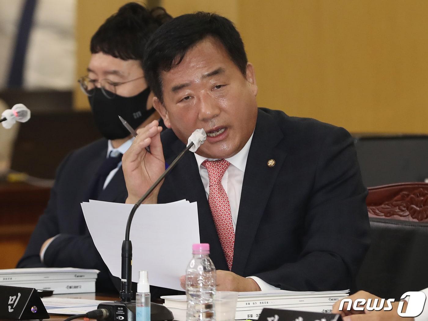 본문 이미지 - 박성민 국민의힘 의원이 17일 오전 울산시청 대회의실에서 열린 국회 행정안전위원회의 울산시에 대한 국정감사에서 질의하고 있다. 2022.10.17/뉴스1 ⓒ News1 윤일지 기자