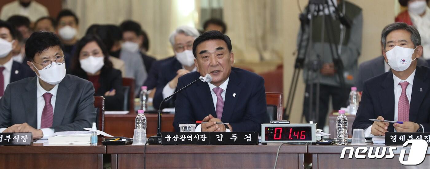 본문 이미지 - 김두겸 울산시장이 17일 오전 울산시청 대회의실에서 열린 국회 행정안전위원회의 울산시에 대한 국정감사에서 답변하고 있다. 2022.10.17/뉴스1 ⓒ News1 윤일지 기자