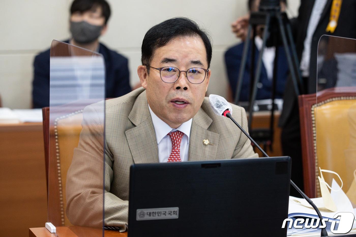 국회 과학기술정보방송통신위원회 여당 간사인 박성중 국민의힘 의원이 17일 서울 여의도 국회에서 열린 과학기술정보방송통신위원회의 한국방송공사, 한국교육방송공사에 대한 국정감사에서 카카오 먹통 사태와 관련해 의사 진행 발언을 하고 있다. 2022.10.17/뉴스1 ⓒ News1 유승관 기자